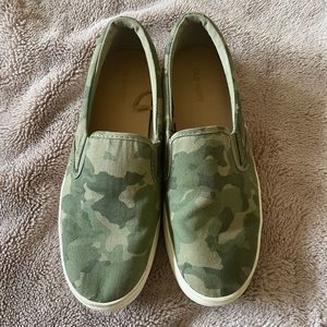 Old navy slip on sneakers size 7